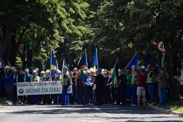 Bosna Hersekli madenciler maaşlarının ödenmediği gerekçesiyle protesto düzenledi