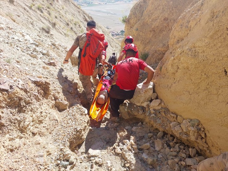 Erzincan'da arazide araştırma yaptığı sırada kayalıklardan düşen mühendis helikopterle kurtarıldı