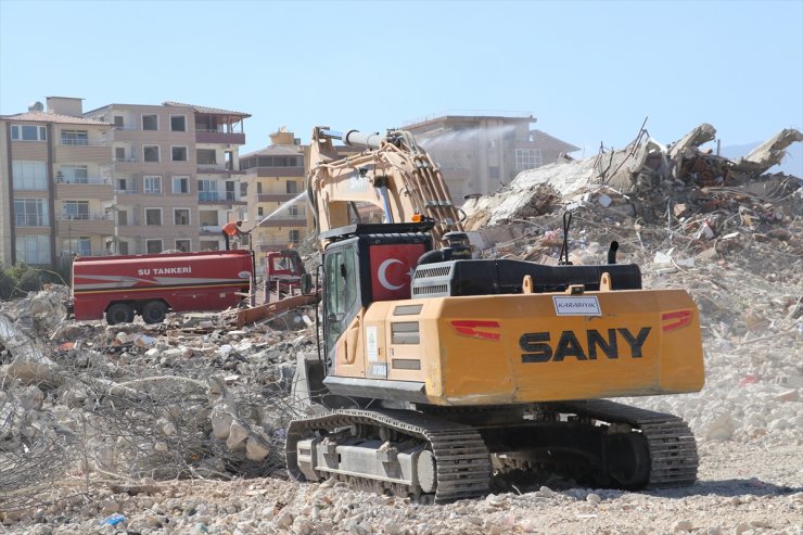 Hatay'da ağır hasarlı binaların yıkımı devam ediyor