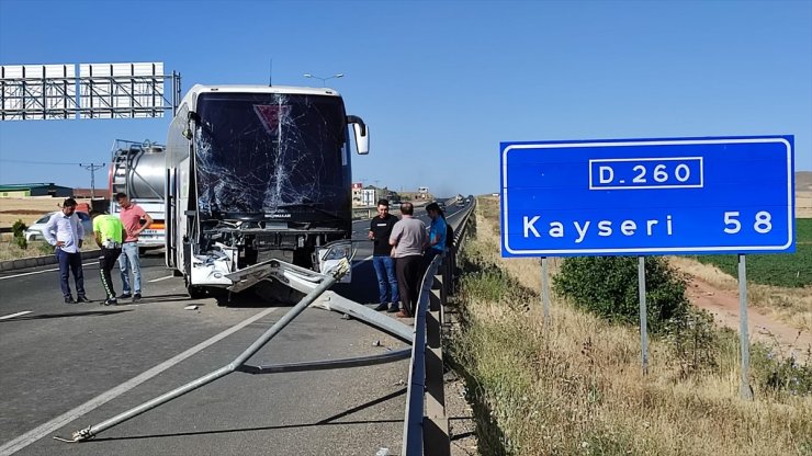 Kayseri'de yolcu otobüsüyle kamyonetin çarpıştığı kazada 3 kişi yaralandı