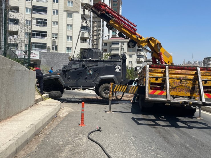 GÜNCELLEME - Şanlıurfa'da zırhlı polis aracının devrilmesi sonucu 1 polis şehit oldu