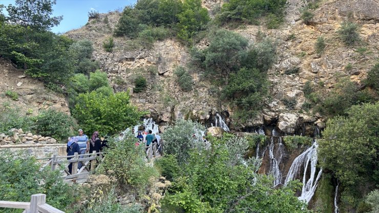 Serinlemek isteyenler Tomara Şelalesi'ni ziyaret ediyor