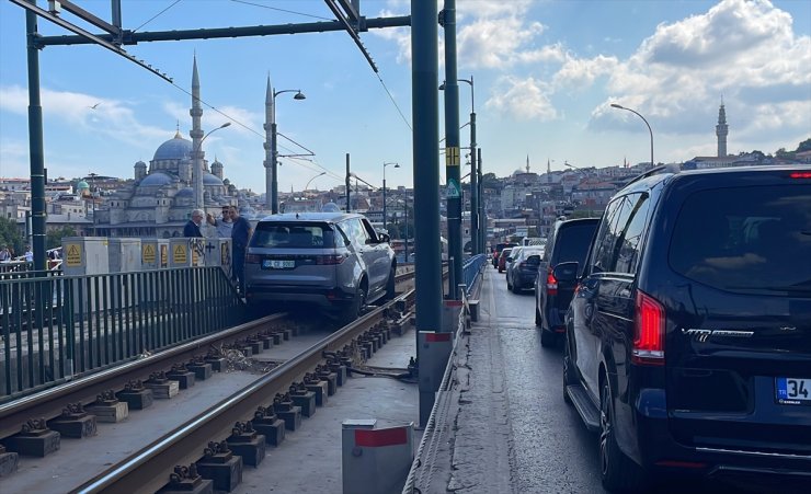 GÜNCELLEME - Tramvay yoluna giren aracın kaldırılmasıyla seferler normale döndü