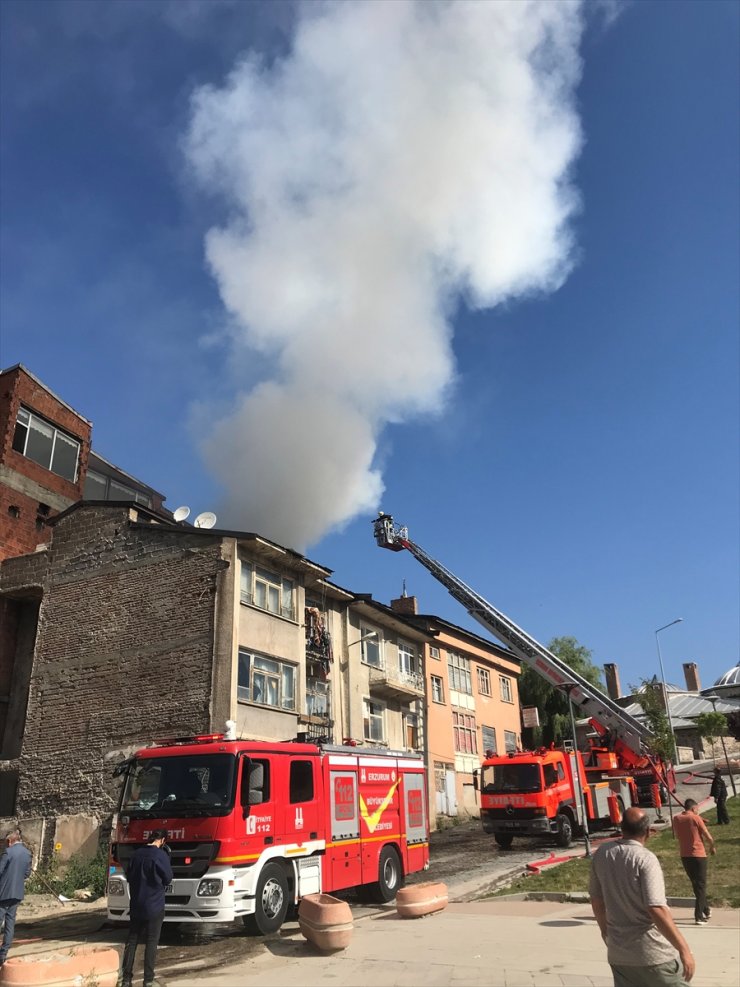 Erzurum'da çıkan yangında bitişik haldeki 3 binanın çatıları hasar gördü