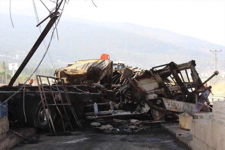 Hatay'da gişe bariyerine çarpıp alev alan tırın sürücüsü yaralandı