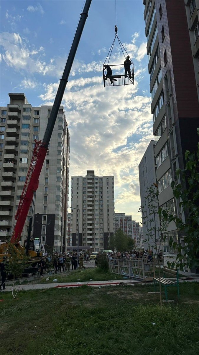 Kazakistan'da 16 katlı apartmanda çıkan yangında 1 kişi öldü