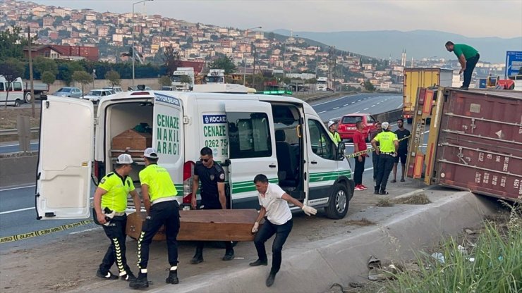 Kocaeli'de devrilen tırın sürücüsü yaşamını yitirdi