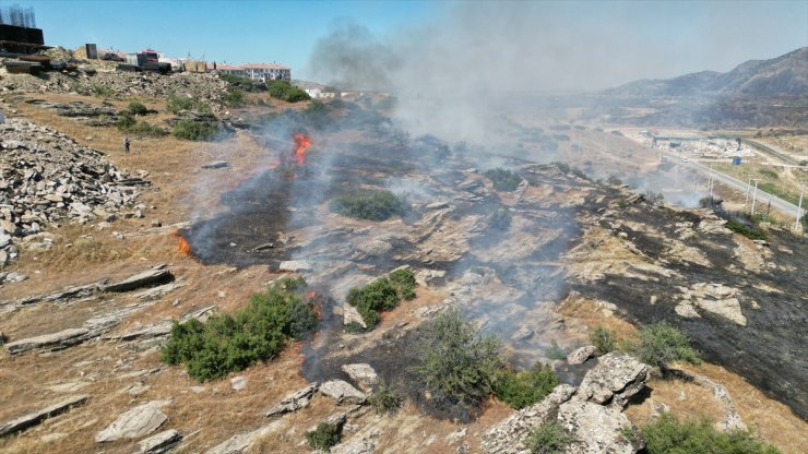 Manisa'da otluk ve makilik alanda çıkan yangın söndürüldü