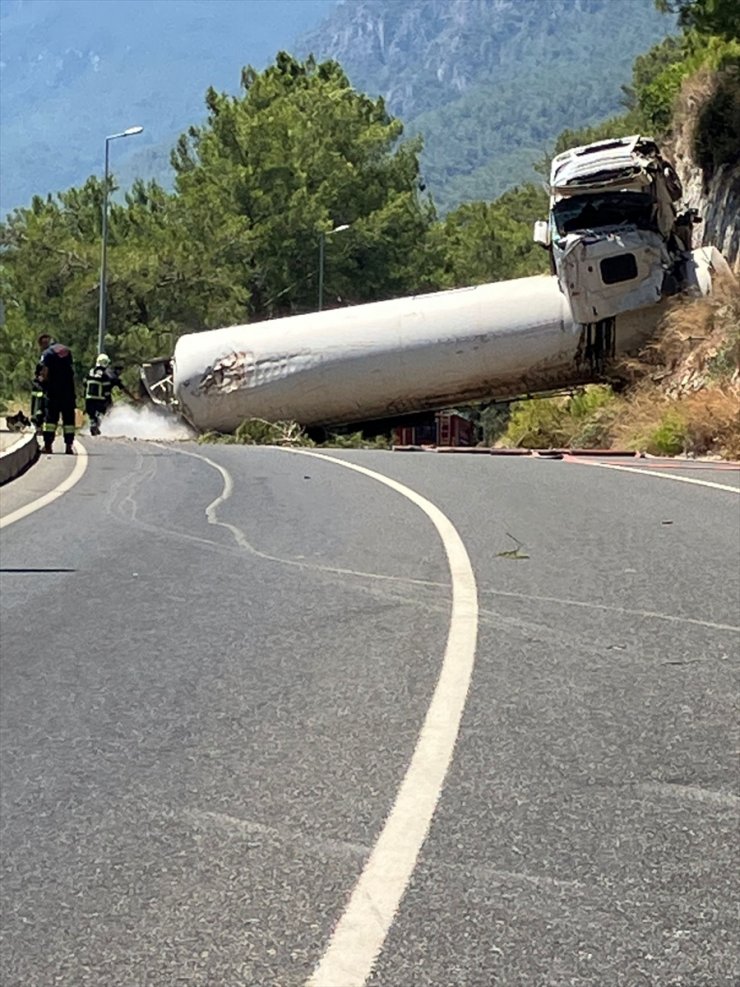 Muğla'da şarampole yuvarlanan LPG tankerinin sürücüsü yaralandı