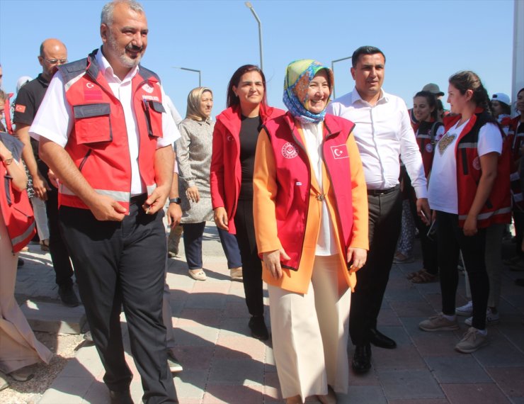 Aile ve Sosyal Hizmetler Bakan Yardımcısı Yenigün, Hatay'da depremzedeleri ziyaret etti