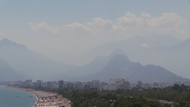 Antalya'da etkili olan nem bunaltıyor