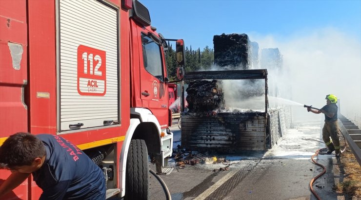 Balıkesir'de seyir halindeki tırda çıkan yangın söndürüldü