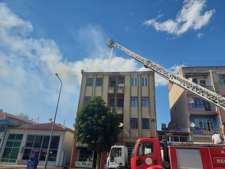 Çorum'da apartmanın çatısında çıkan yangında bir kişi dumandan etkilendi