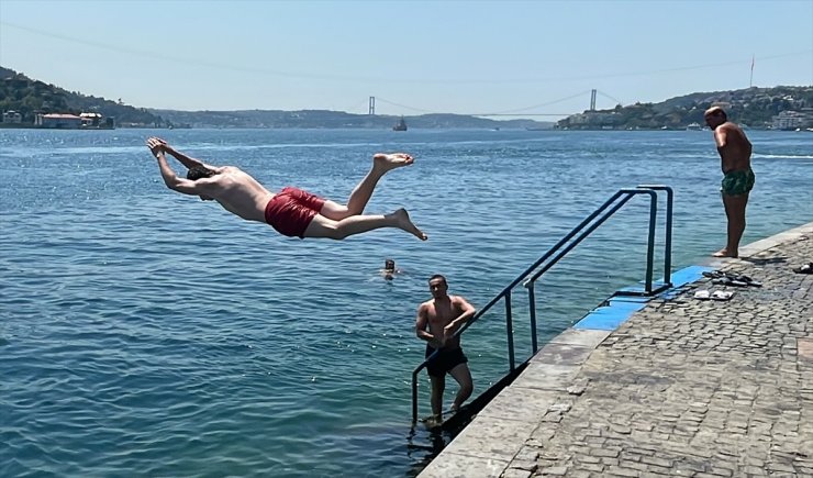 İstanbul'da "eyyam-ı bahur" sıcaklarından bunalanlar sahillere ve parklara akın etti