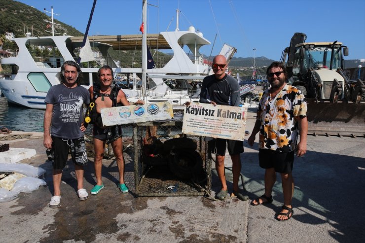 Kaş'ta deniz dibindeki atık istasyonları temizlendi