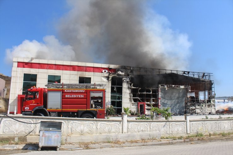 GÜNCELLEME 3 - Kastamonu'da kapı fabrikasında çıkan yangın söndürüldü