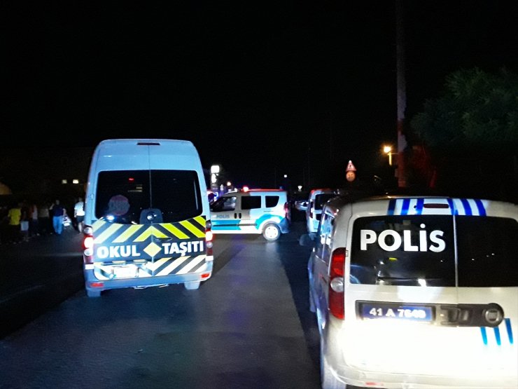 Kocaeli'de kovalamaca sonucu durdurulan araçtan açılan ateşle 1 polis yaralandı