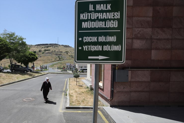 Okumayı bilmeyen ablası için dost olduğu kitaplardan 60 yıldır kopamıyor