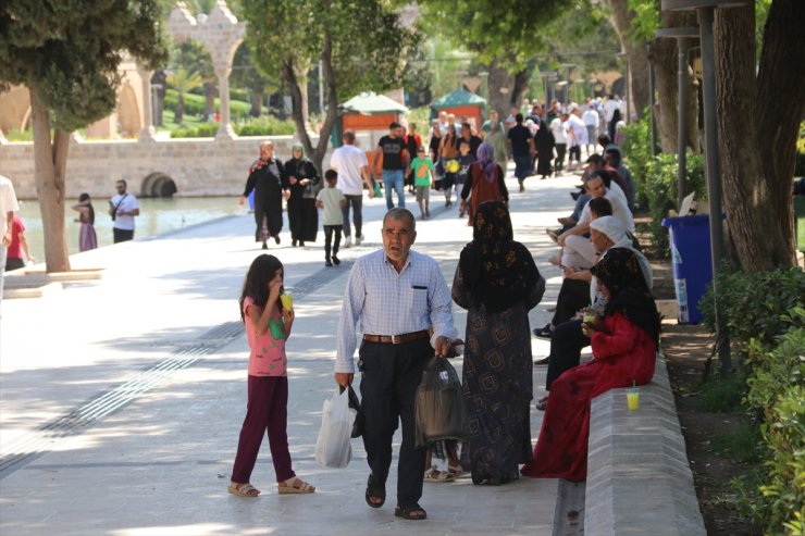 Şanlıurfa ve Kilis'te sıcaktan bunalanlar gölgelik alanlarda serinliyor