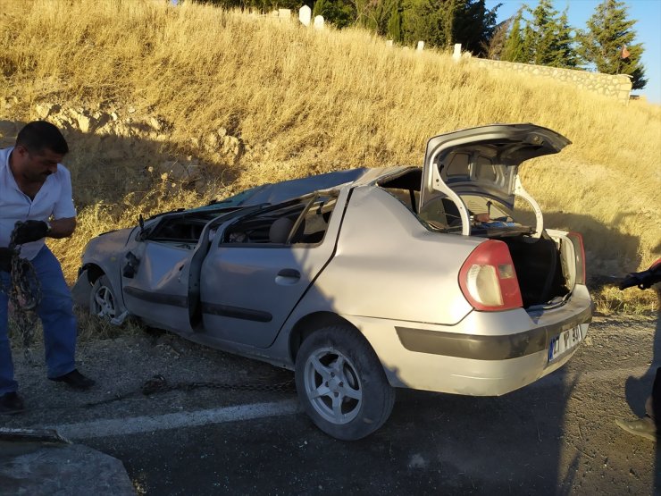 GÜNCELLEME - Adıyaman'da şarampole devrilen otomobilin sürücüsü öldü, 2 kişi yaralandı