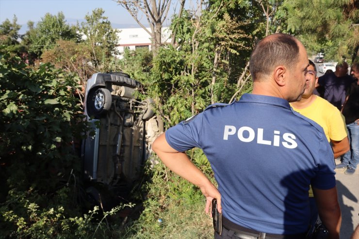 Denizli'de yolun altındaki evin çatısına devrilen otomobilin sürücüsü yaralandı