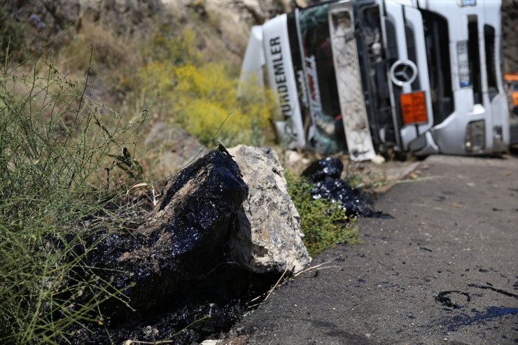 Erzincan'da devrilen zift yüklü tankerin sürücüsü yaralandı