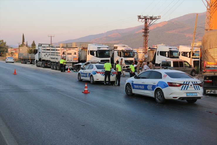 Hatay’da park halindeki tıra çarpan otomobildeki 2 kişi hayatını kaybetti