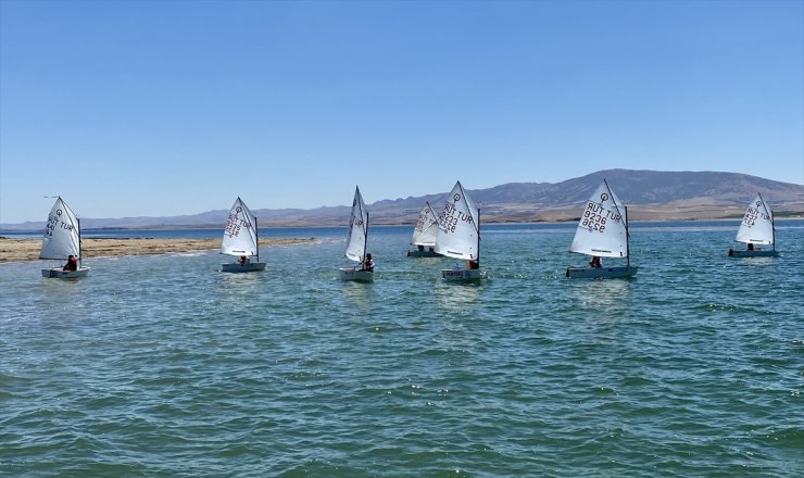 Hirfanlı Baraj Gölü Optimist Yelken Yarışları, Kırşehir'de başladı