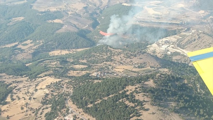 İzmir Kınık'ta çıkan orman yangınına karadan ve havadan müdahale ediliyor