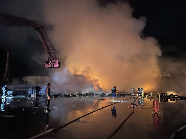 Kocaeli'de market deposunda çıkan yangın söndürüldü