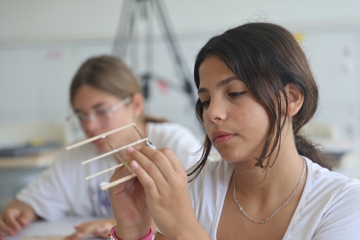 Sakarya'da gençler tatilde "Ata Planör Model Uçak Kursu" ile el becerilerini geliştiriyor