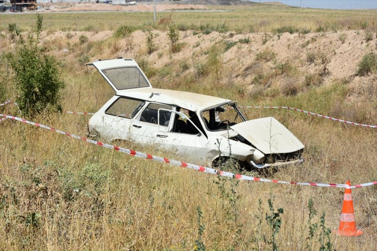 Afyonkarahisar'da devrilen otomobilden sağ çıkan sürücü, başka bir aracın çarpmasıyla öldü