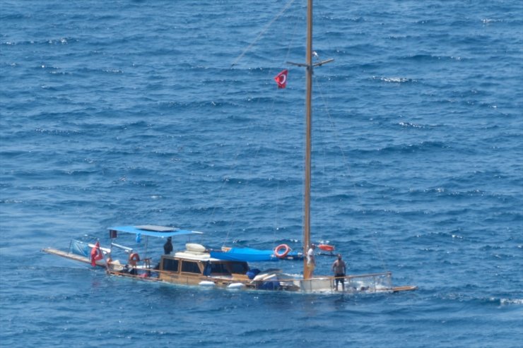 Bodrum'da karaya oturan teknedeki 3 kişi kurtarıldı