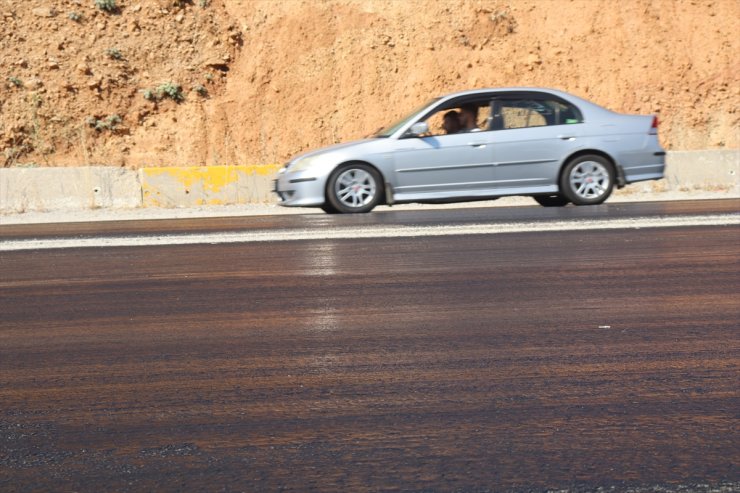 Denizli'de aşırı sıcaklarda yolun zeminindeki asfalt eridi