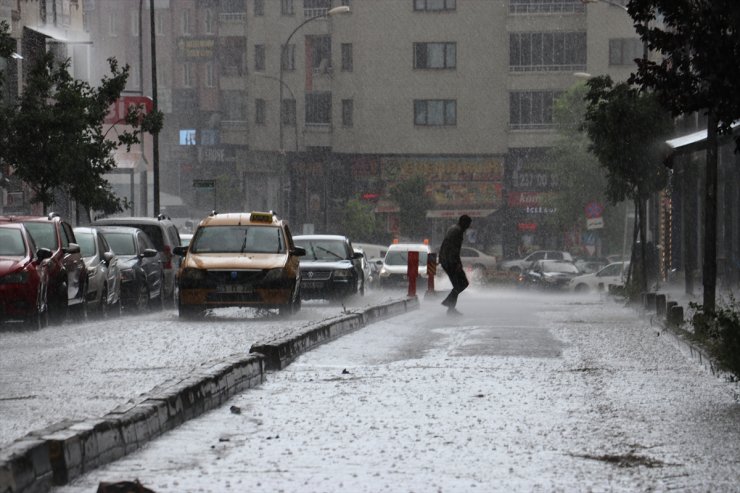 Erzurum'da sağanak etkili oldu