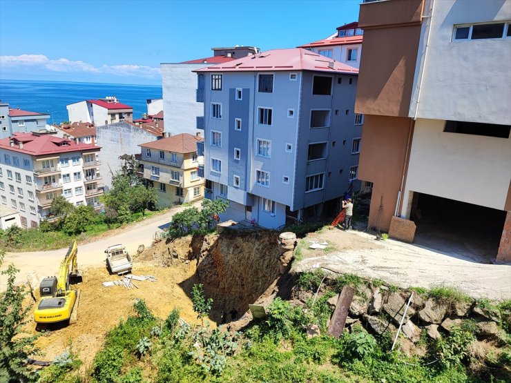 Giresun'da bahçe duvarı çöken 7 katlı bina boşaltıldı