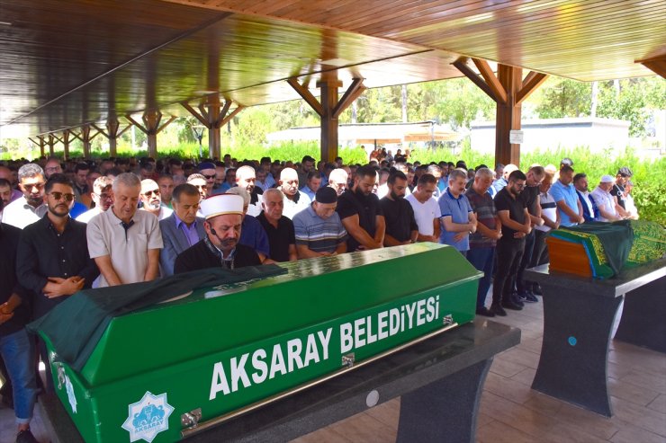 İstanbul'daki trafik kazasında hayatını kaybeden anne ve kızının cenazesi Aksaray'da defnedildi