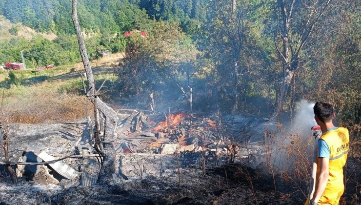 Kastamonu'da yangın çıkan ev kullanılamaz hale geldi