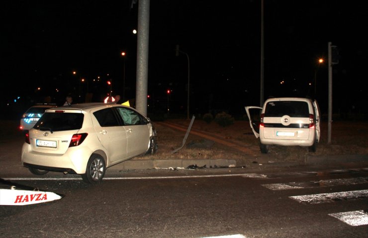 Samsun'da çarpışan hafif ticari araç ile otomobildeki 4 kişi yaralandı