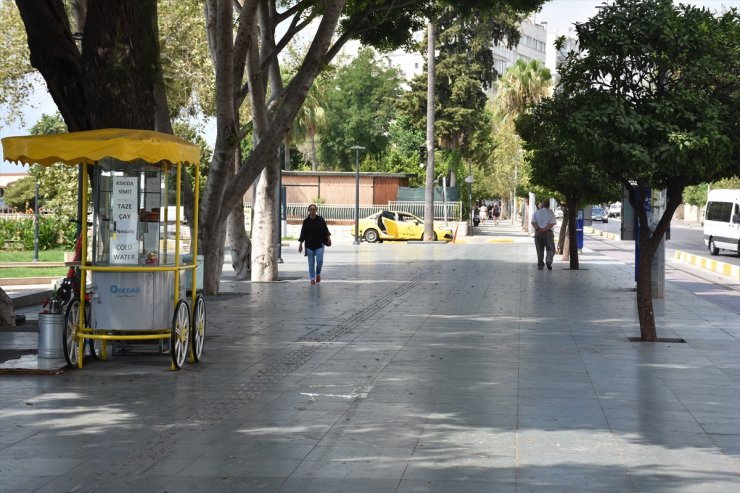 Antalya'da sıcak hava ve nem oranı yüksekliği nedeniyle caddeler boş kaldı