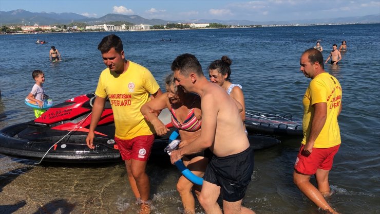 Balıkesir'de boğulma tehlikesi geçiren kadın kurtarıldı