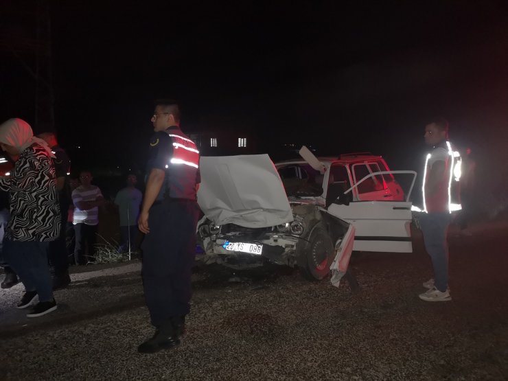 Burdur'da hafif ticari araç ile otomobilin çarpışması sonucu 2 kişi öldü, 6 kişi yaralandı