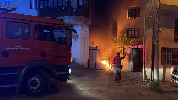 Bursa'da evin bahçesinde başlayıp iş yerine sıçrayan yangın söndürüldü