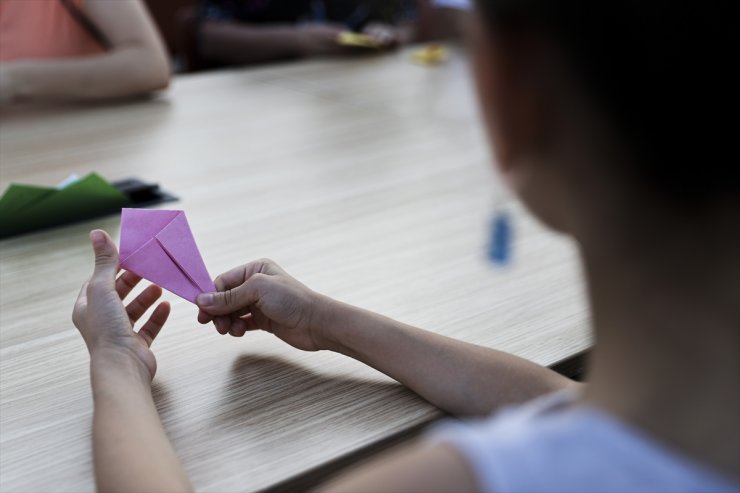 Çocuklar Hiroşima'da ölenlerin anısına origamiden turna kuşu yaptı