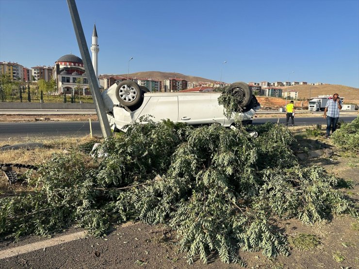 Elazığ'da devrilen otomobildeki 5 kişi yaralandı