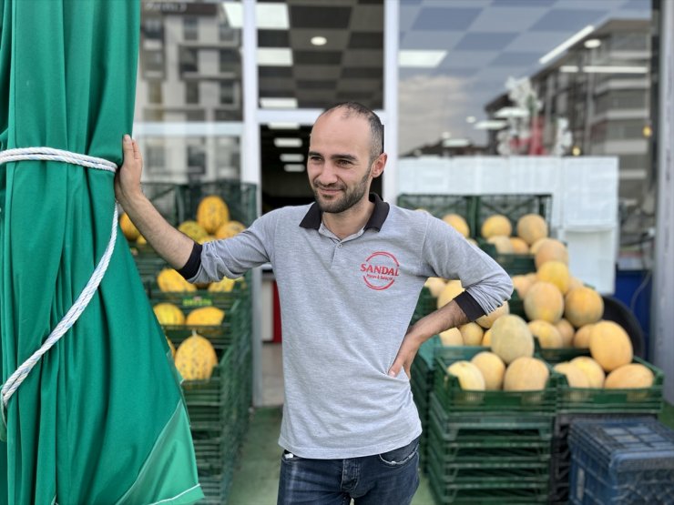 Erzurum'da manav çalışanı şiddetli rüzgarda havalanan şemsiye ile sürüklendi