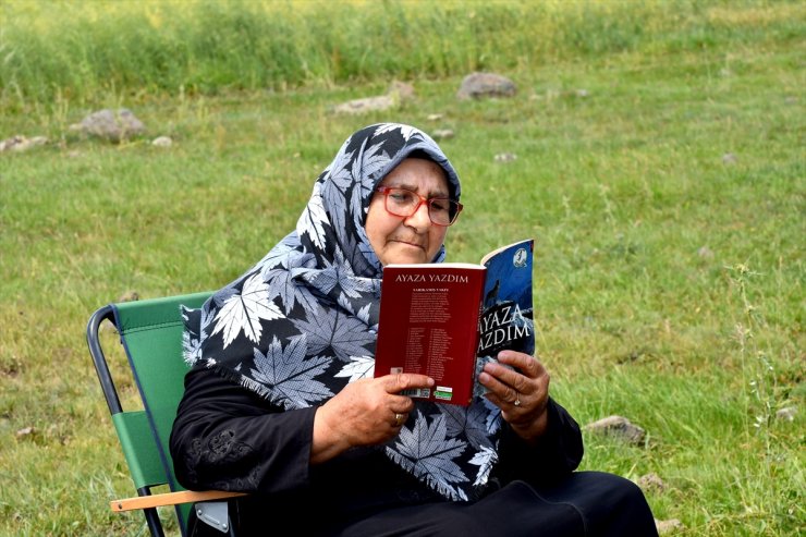 Kars'ta 70 yaşındaki Netice ninenin okuma tutkusu