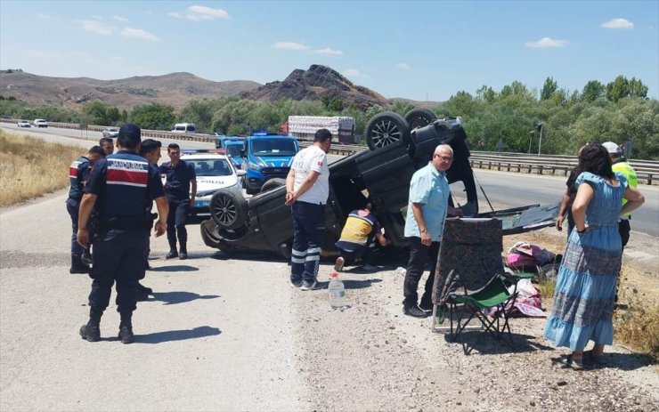 Kırıkkale'de devrilen araçtaki 2 kişi yaralandı