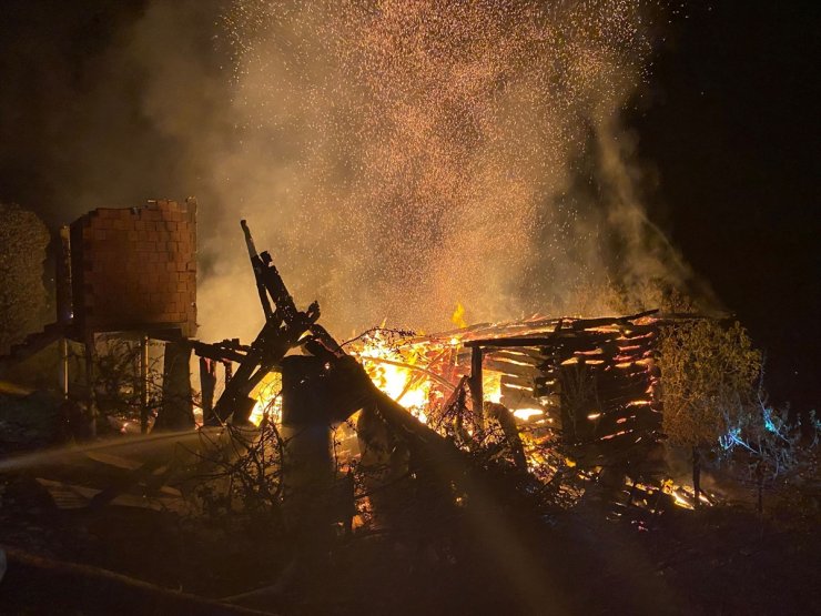 Sinop'ta ahşap ev yanarak kullanılamaz hale geldi