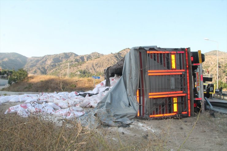 Amasya'da devrilen un yüklü tırın sürücüsü öldü